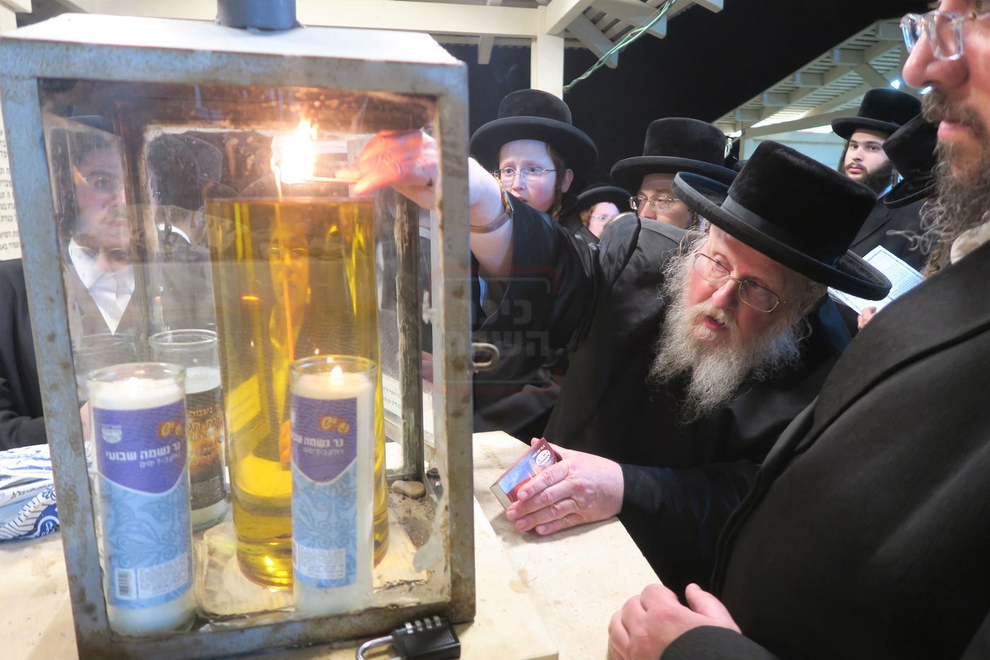 האדמו"ר מסאסוב בתפילה בבית העלמין בטבריה