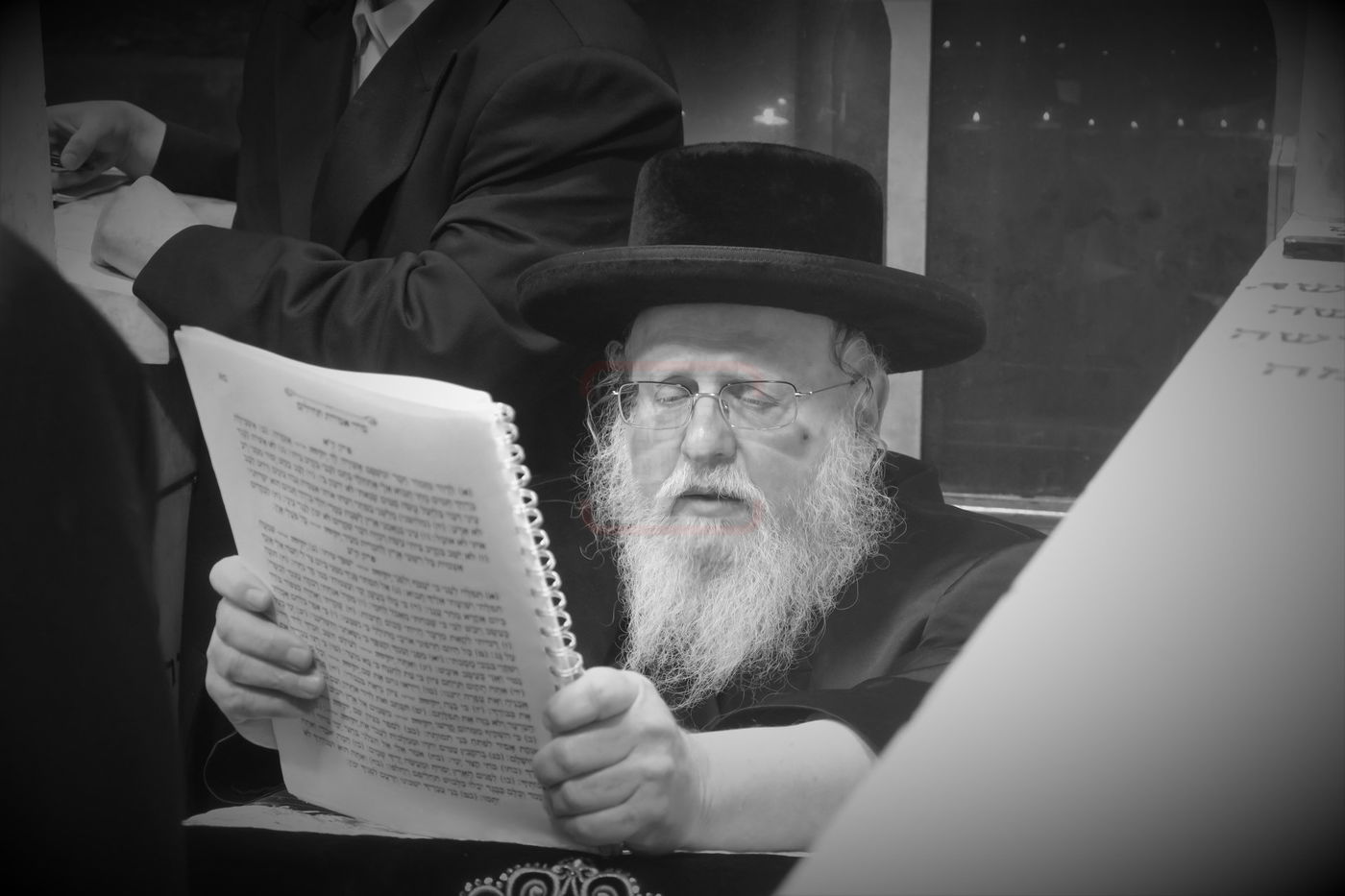 האדמו"ר מסאסוב בתפילה בבית העלמין בטבריה