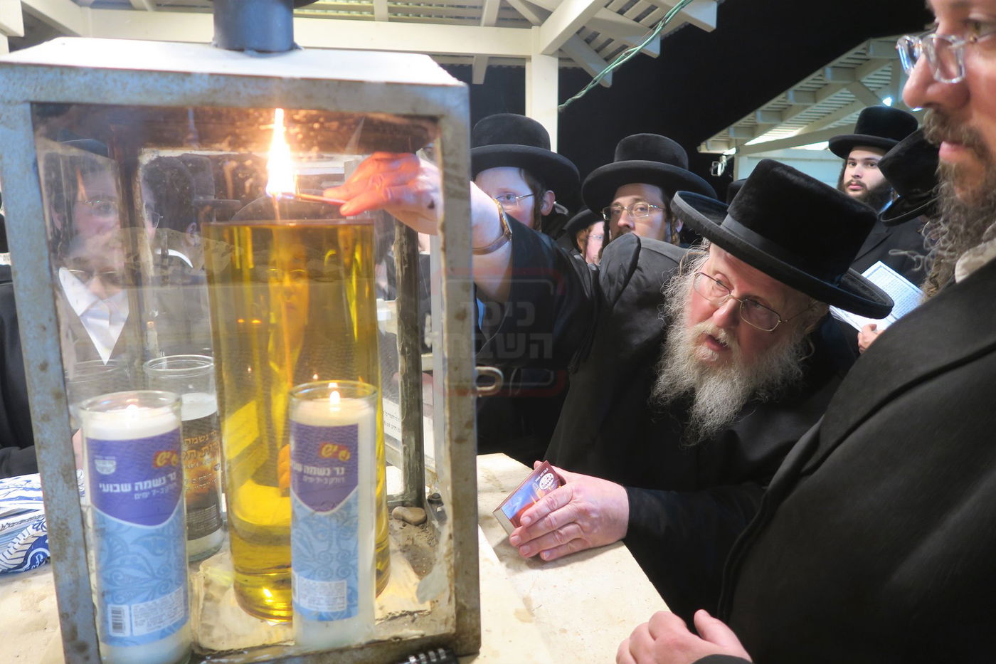 האדמו"ר מסאסוב בתפילה בבית העלמין בטבריה