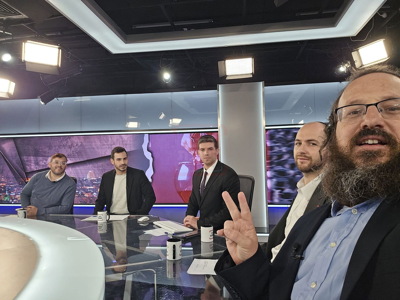 הזמר שהתחדש במרצדס יוקרתית | 'זופניק בכיכר' עם כל התמונות, הנייעס והחשיפות של השבוע