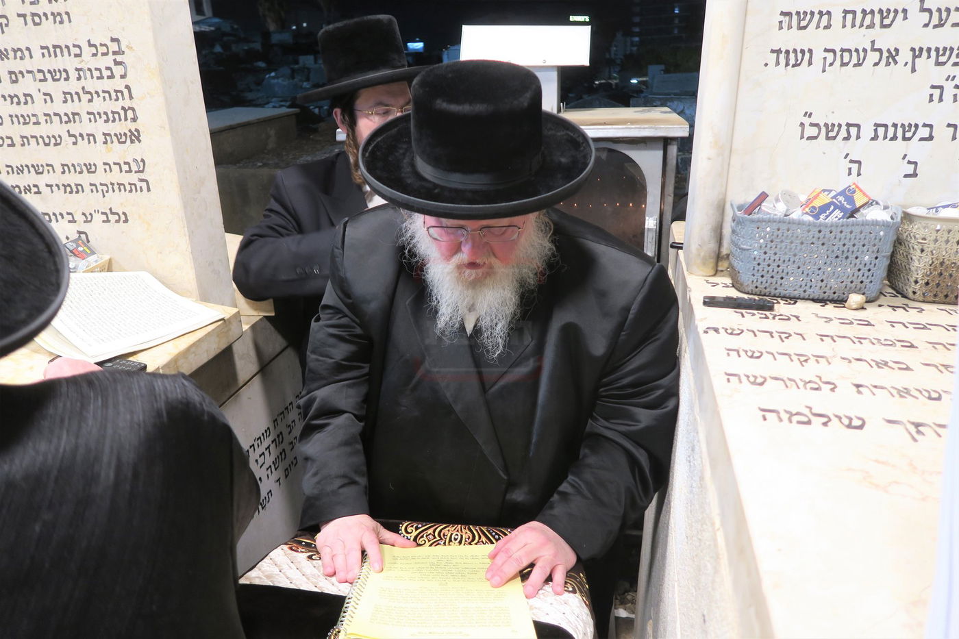 האדמו"ר מסאסוב בתפילה בבית העלמין בטבריה