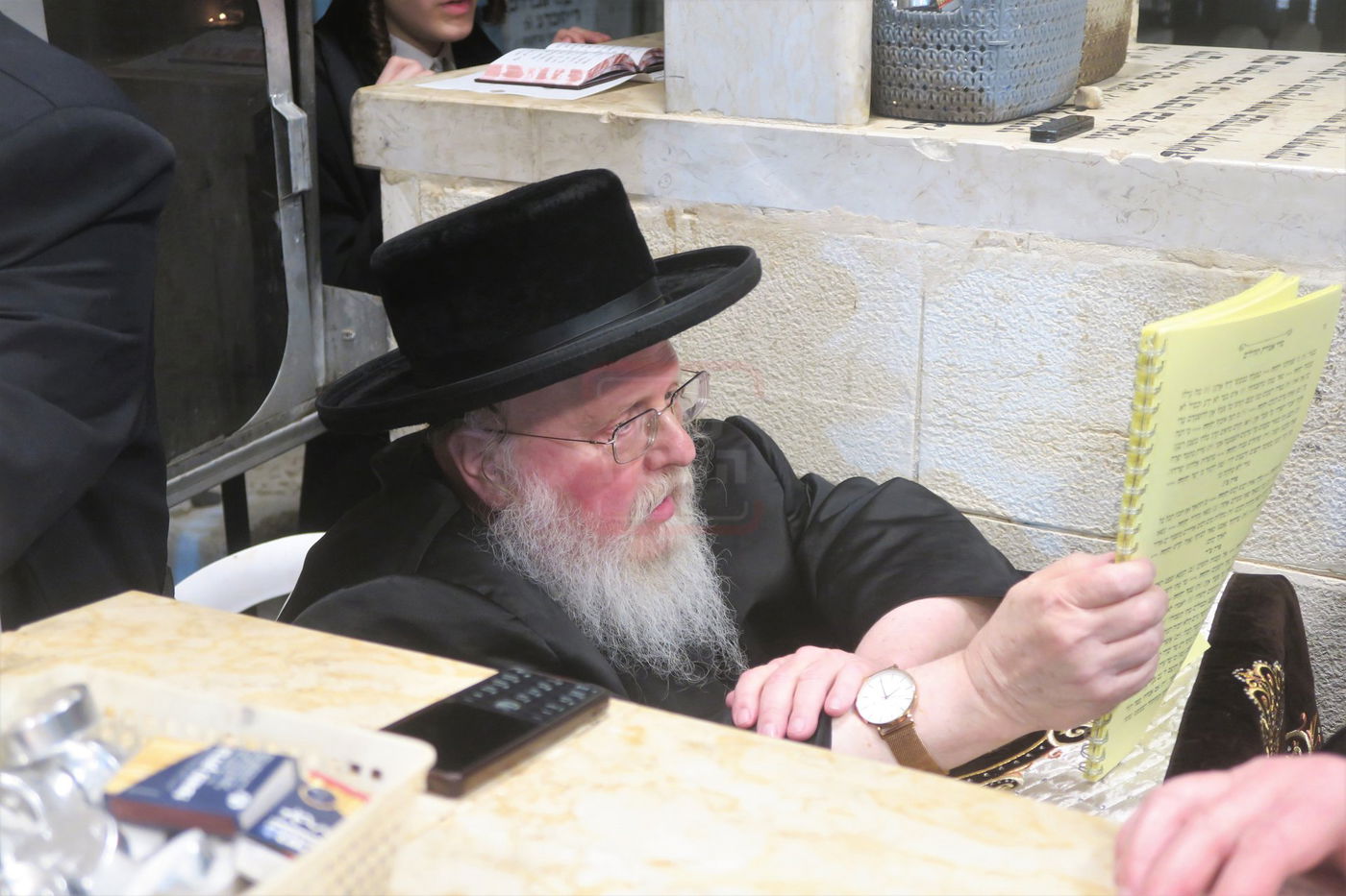 האדמו"ר מסאסוב בתפילה בבית העלמין בטבריה