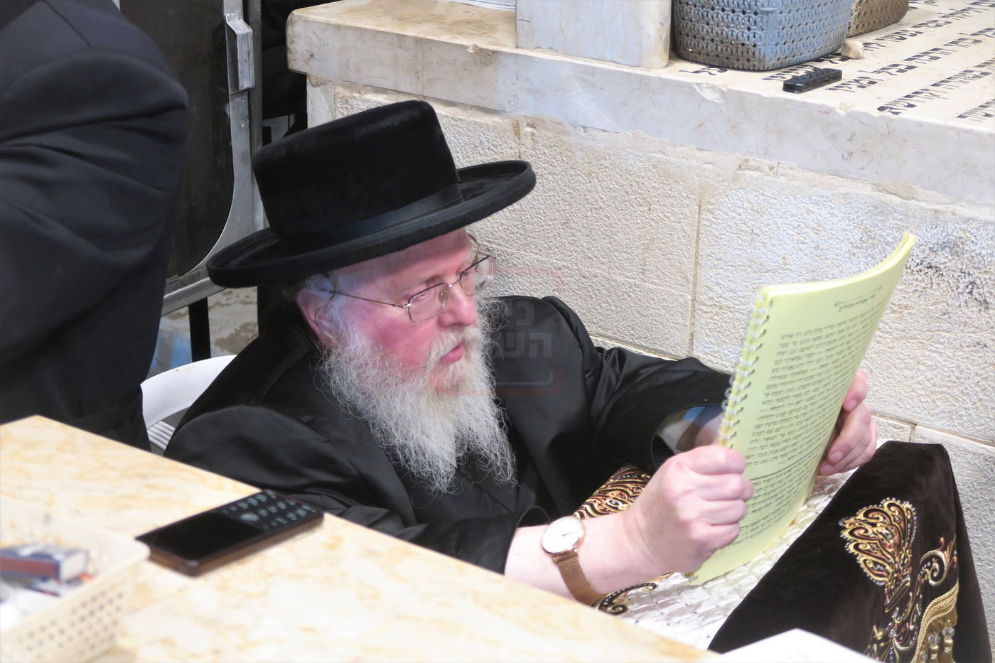 האדמו"ר מסאסוב בתפילה בבית העלמין בטבריה