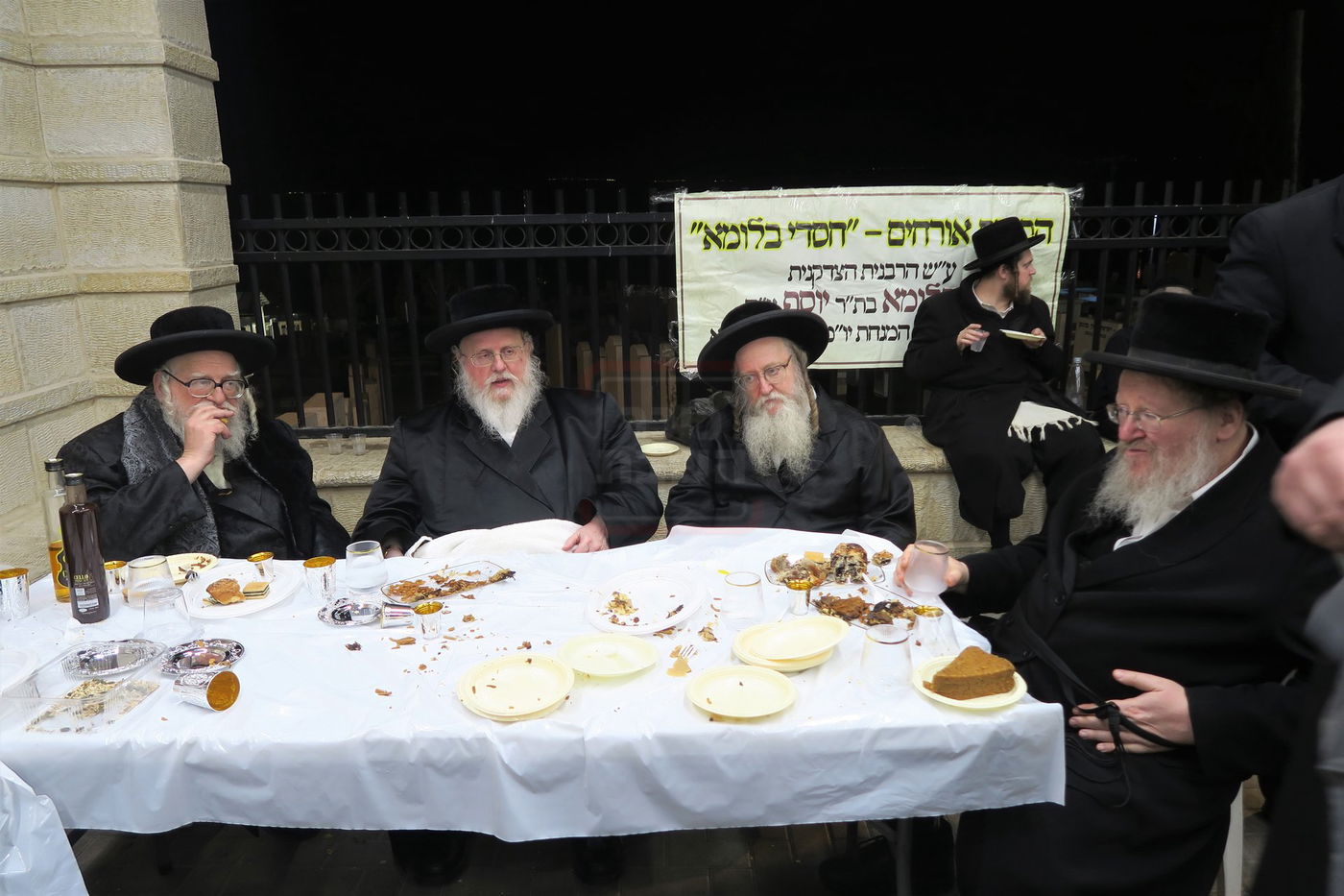 האדמו"ר מסאסוב בתפילה בבית העלמין בטבריה