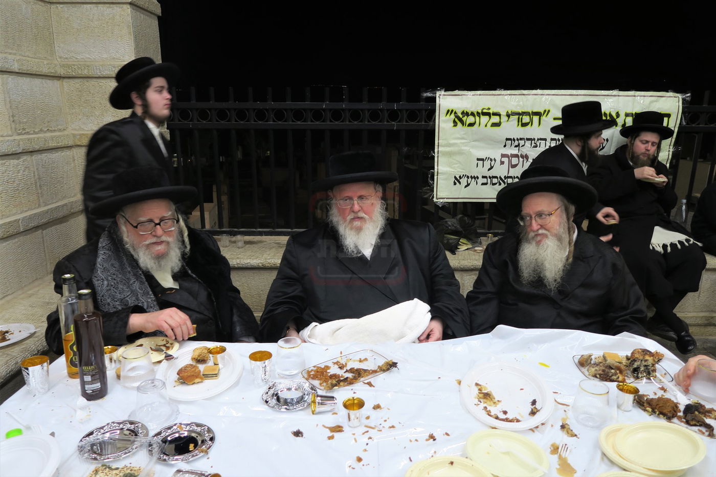 האדמו"ר מסאסוב בתפילה בבית העלמין בטבריה