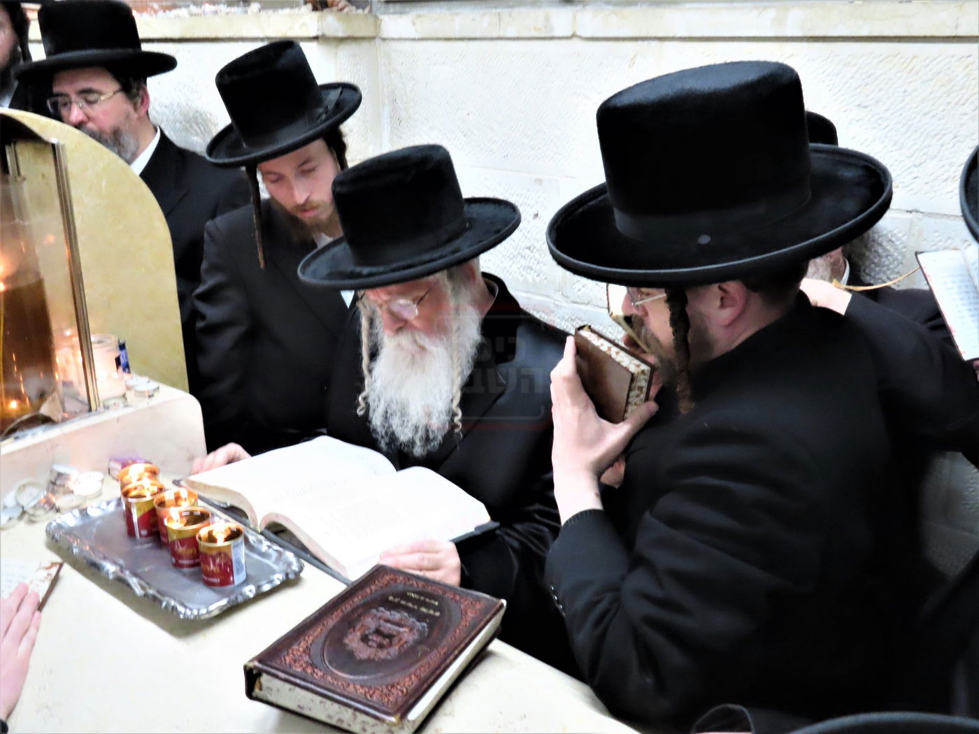 האדמו"ר מנדבורנה ירושלים בעליה לציון אביו זצ"ל