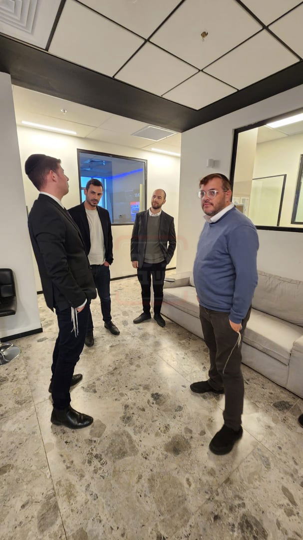 הזמר שהתחדש במרצדס יוקרתית | 'זופניק בכיכר' עם כל התמונות, הנייעס והחשיפות של השבוע