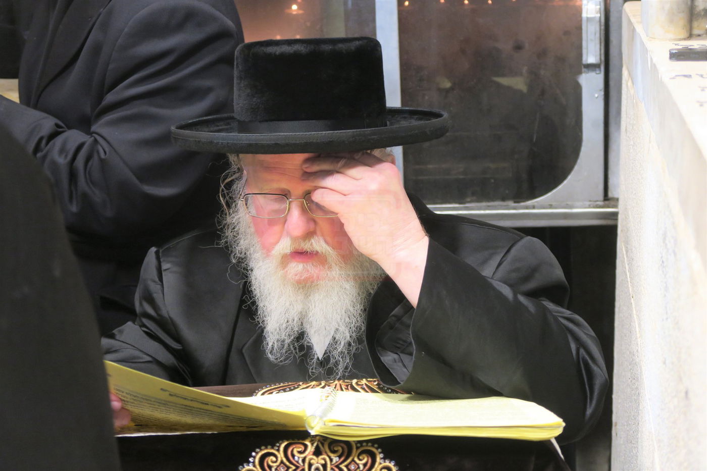 האדמו"ר מסאסוב בתפילה בבית העלמין בטבריה