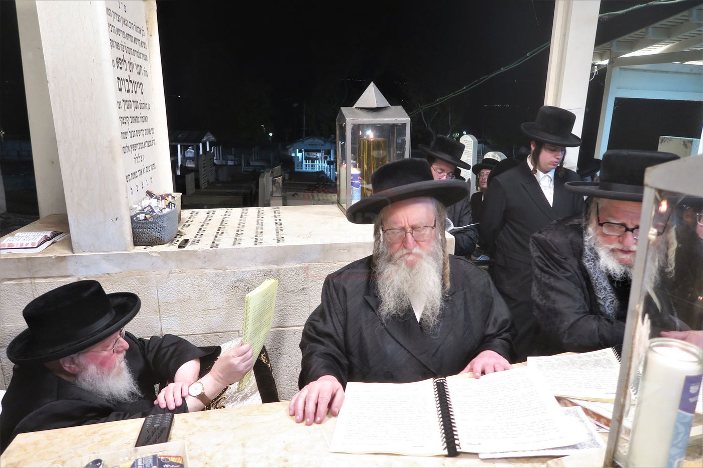 האדמו"ר מסאסוב בתפילה בבית העלמין בטבריה