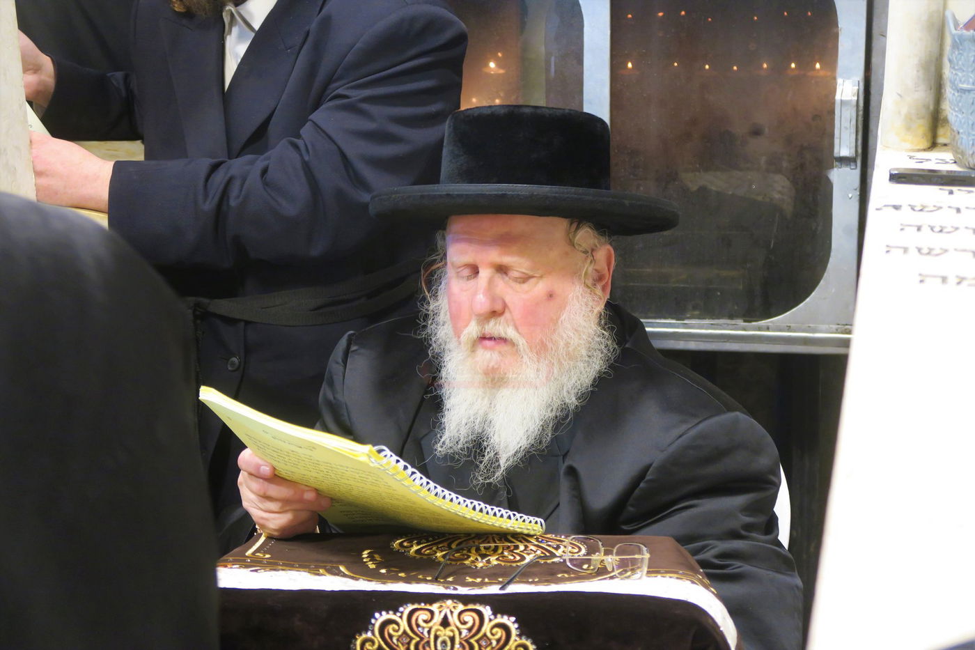 האדמו"ר מסאסוב בתפילה בבית העלמין בטבריה