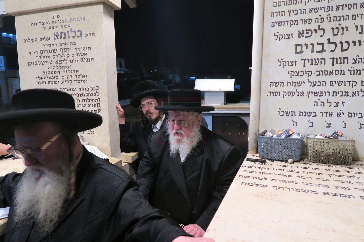 האדמו"ר מסאסוב בתפילה בבית העלמין בטבריה