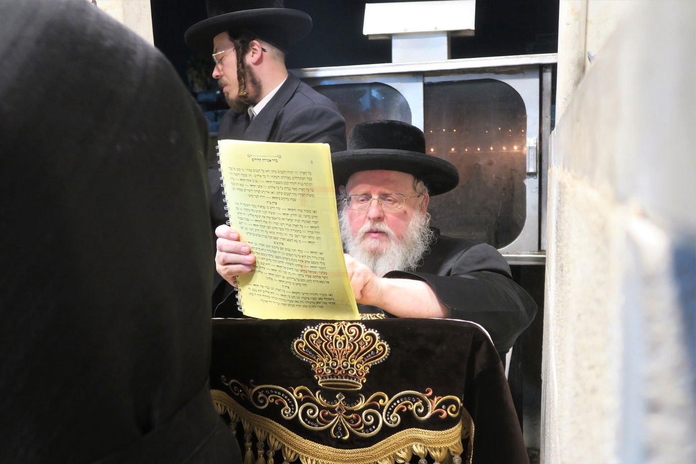 האדמו"ר מסאסוב בתפילה בבית העלמין בטבריה