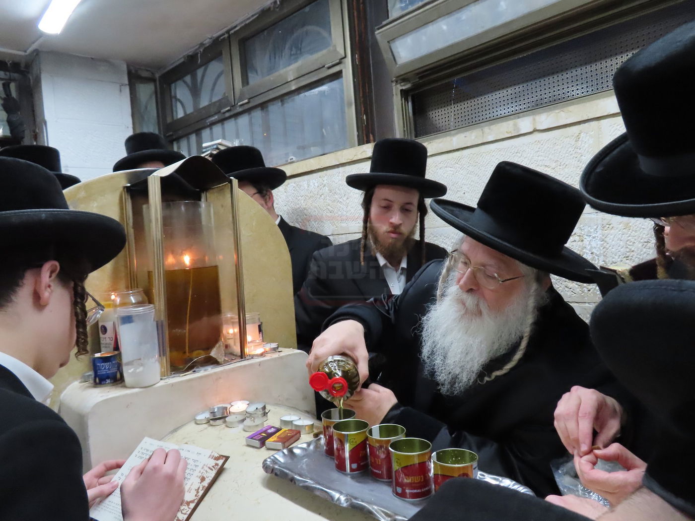 האדמו"ר מנדבורנה ירושלים בעליה לציון אביו זצ"ל