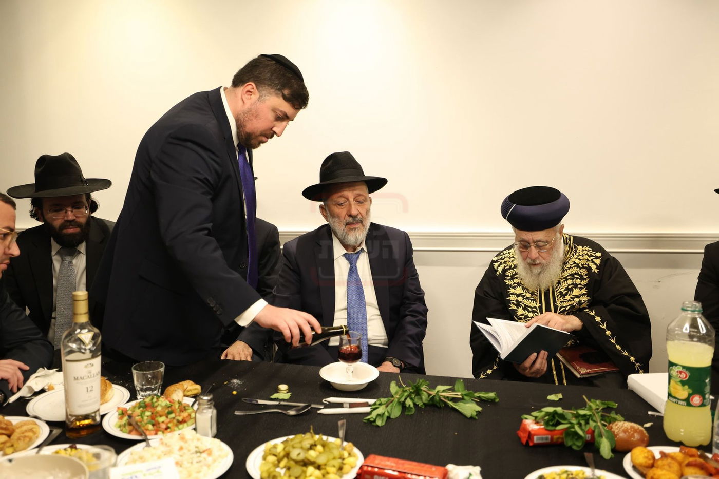 הזמר שהתחדש במרצדס יוקרתית | 'זופניק בכיכר' עם כל התמונות, הנייעס והחשיפות של השבוע