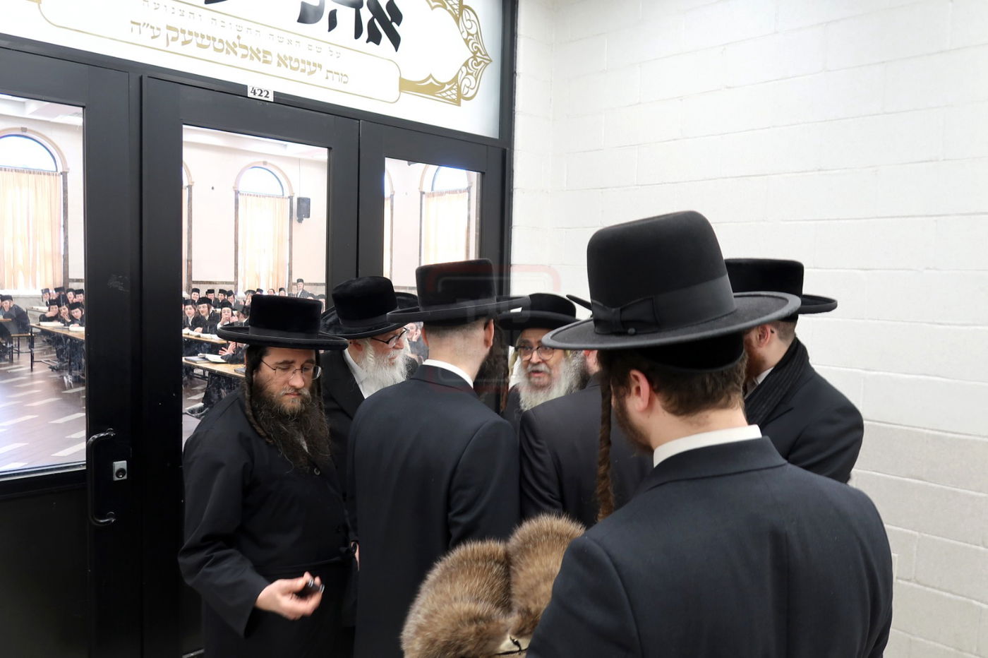 האדמו"ר מסאטמר בסיור בין ילדי החמד שחבשו קאסקט