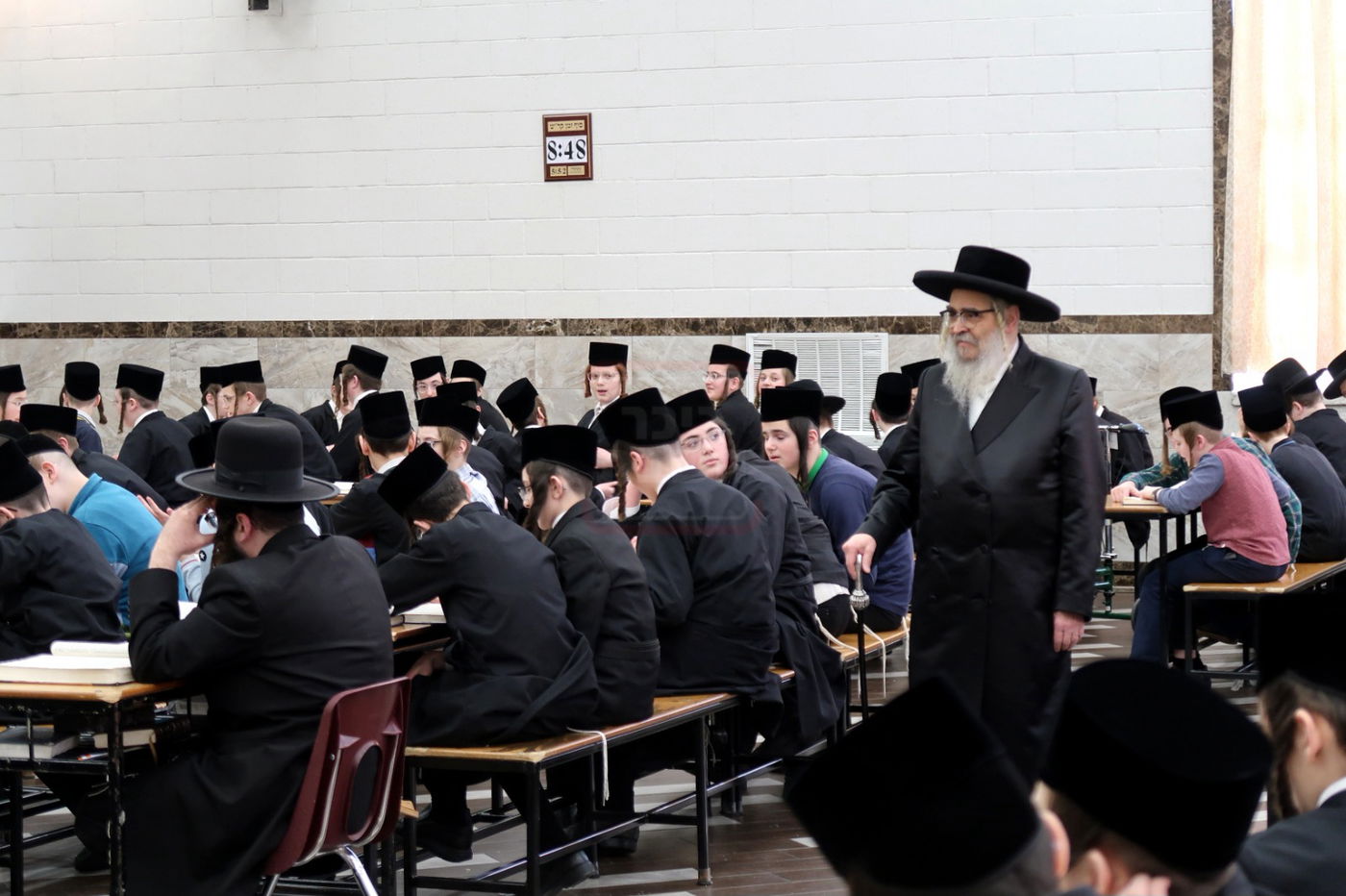 האדמו"ר מסאטמר בסיור בין ילדי החמד שחבשו קאסקט