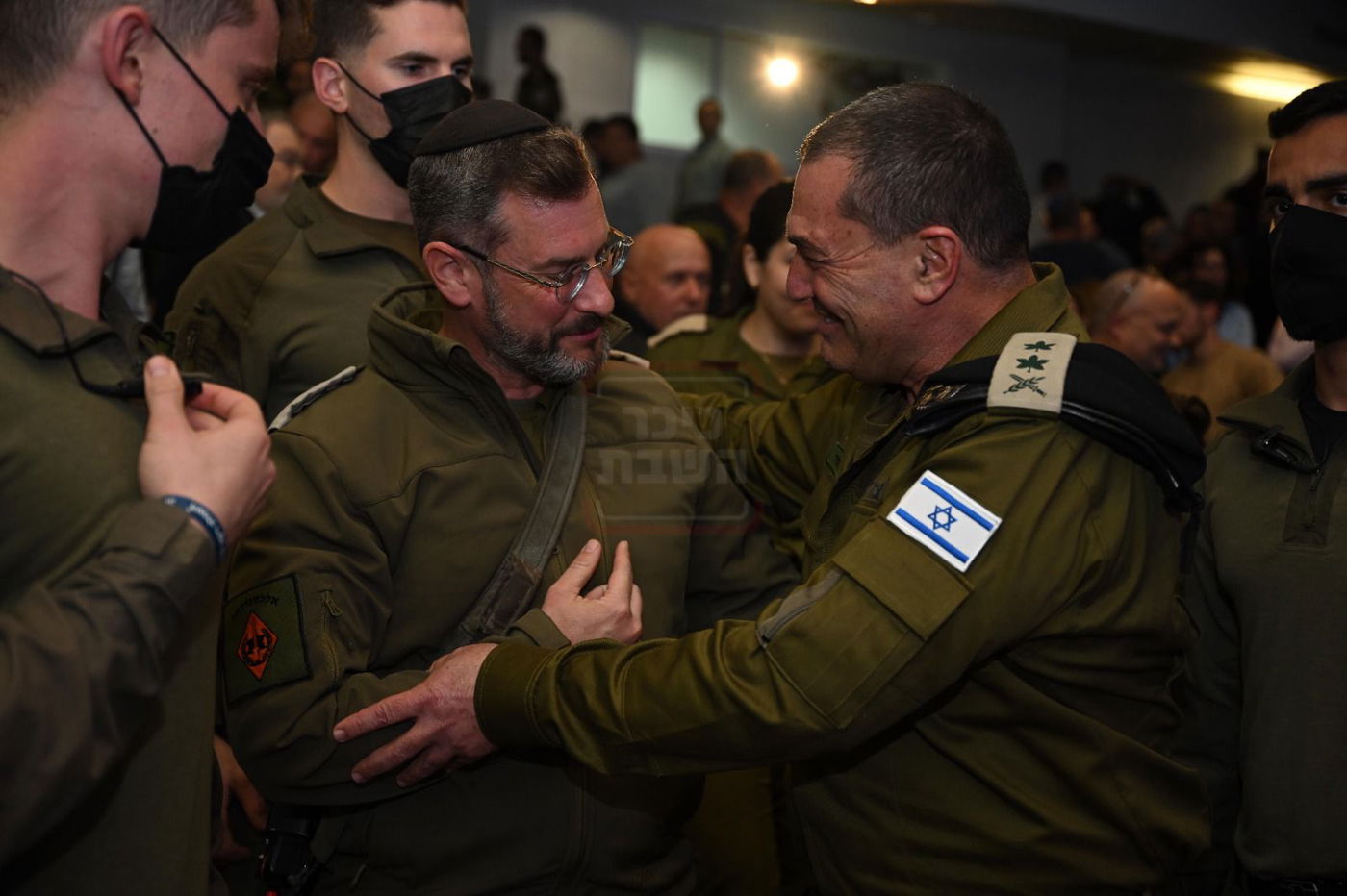 הזמר שהתחדש במרצדס יוקרתית | 'זופניק בכיכר' עם כל התמונות, הנייעס והחשיפות של השבוע