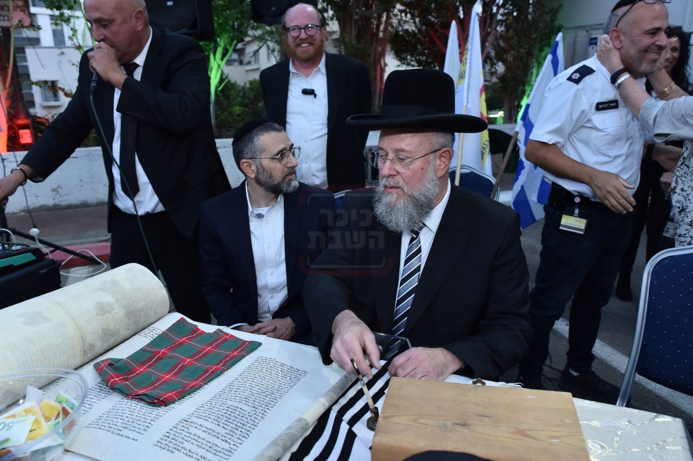 הזמר שהתחדש במרצדס יוקרתית | 'זופניק בכיכר' עם כל התמונות, הנייעס והחשיפות של השבוע