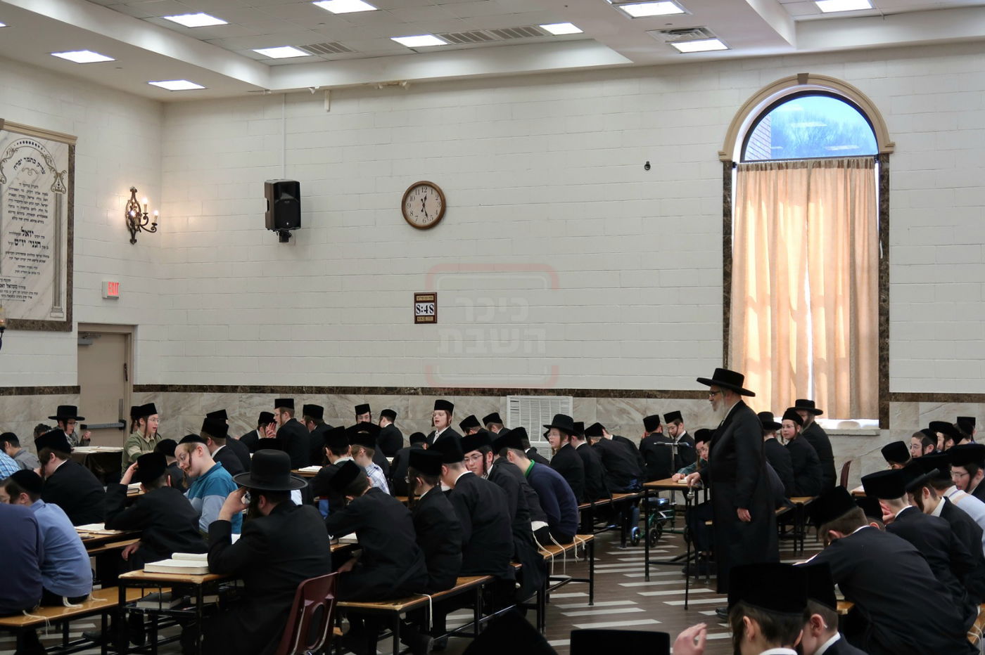 האדמו"ר מסאטמר בסיור בין ילדי החמד שחבשו קאסקט