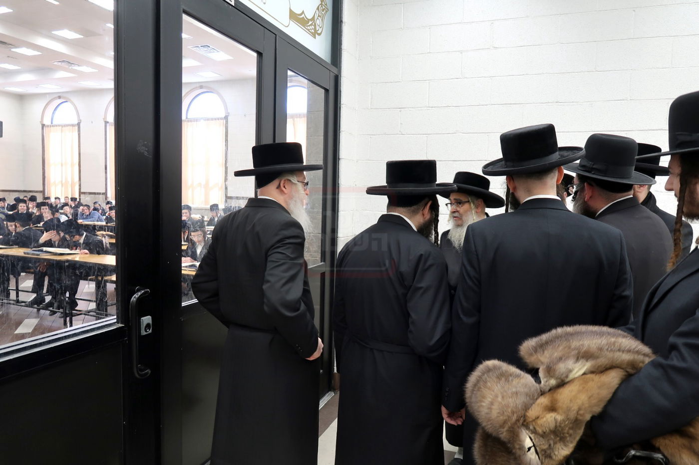 האדמו"ר מסאטמר בסיור בין ילדי החמד שחבשו קאסקט