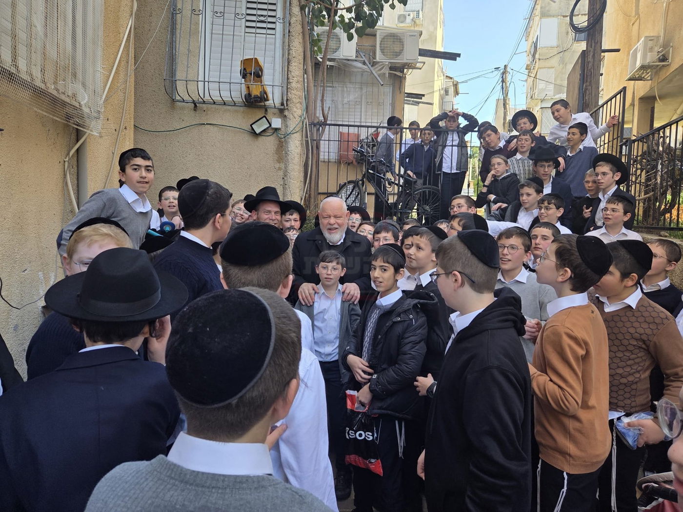 הזמר שהתחדש במרצדס יוקרתית | 'זופניק בכיכר' עם כל התמונות, הנייעס והחשיפות של השבוע