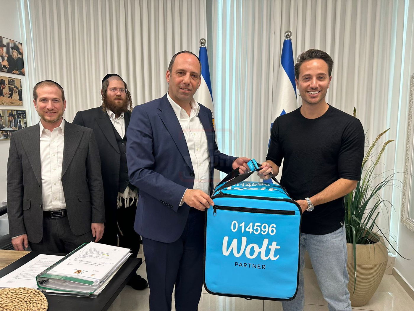 הזמר שהתחדש במרצדס יוקרתית | 'זופניק בכיכר' עם כל התמונות, הנייעס והחשיפות של השבוע