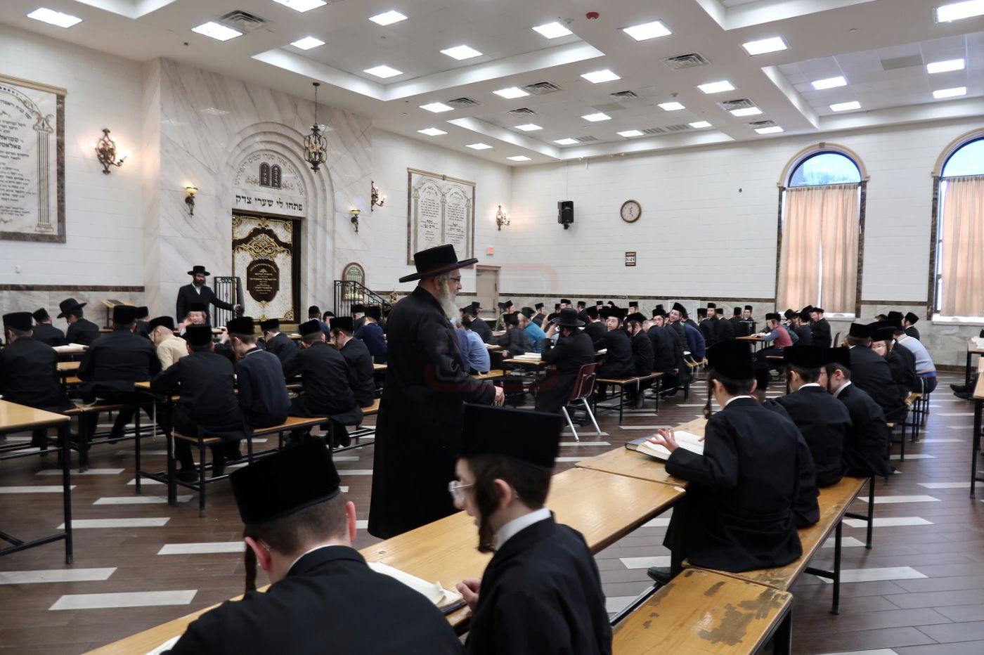 האדמו"ר מסאטמר בסיור בין ילדי החמד שחבשו קאסקט