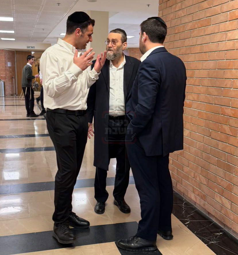 הזמר שהתחדש במרצדס יוקרתית | 'זופניק בכיכר' עם כל התמונות, הנייעס והחשיפות של השבוע