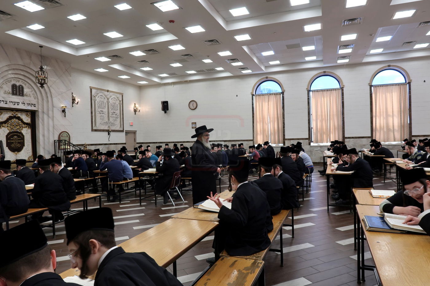 האדמו"ר מסאטמר בסיור בין ילדי החמד שחבשו קאסקט