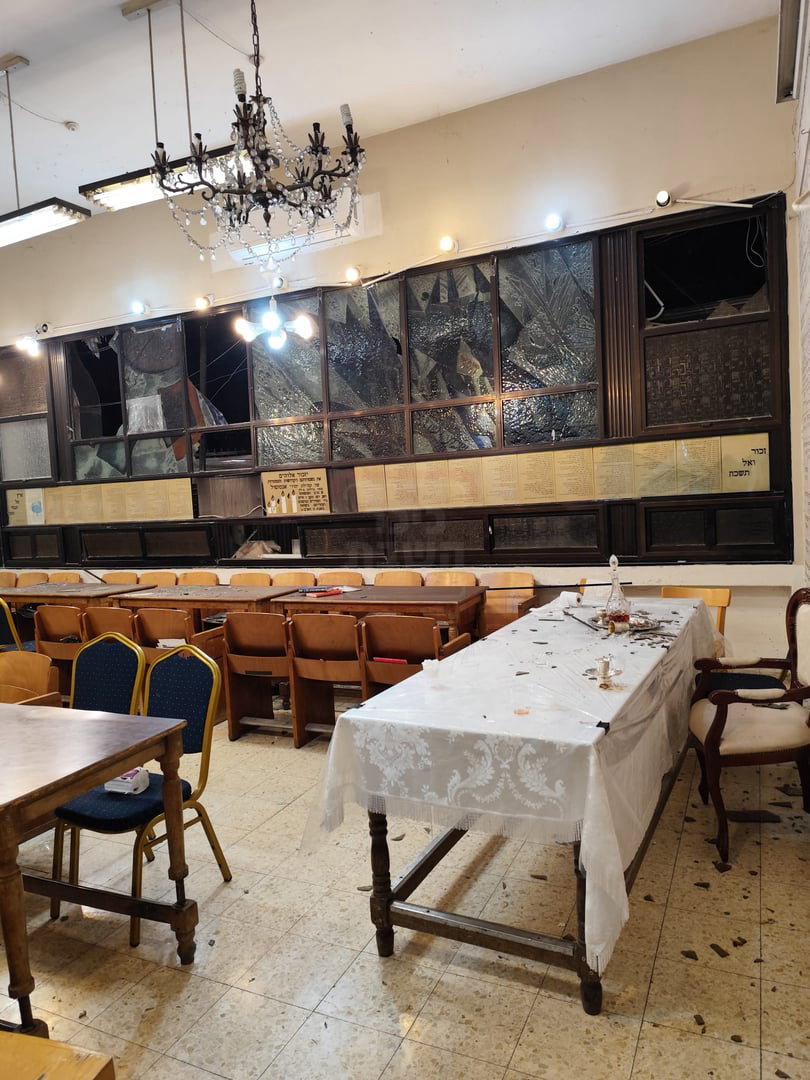 נזק בבית הכנסת של הגר"מ אויערבאך בתל אביב בעקבות פגיעה ישירה שהיתה בסמוך - ב"ה ללא נפגעים