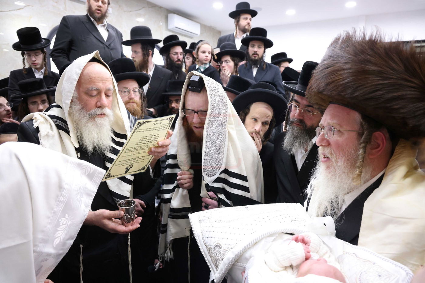 שמחת הברית בחצרות אמשינוב - קרעטשניף