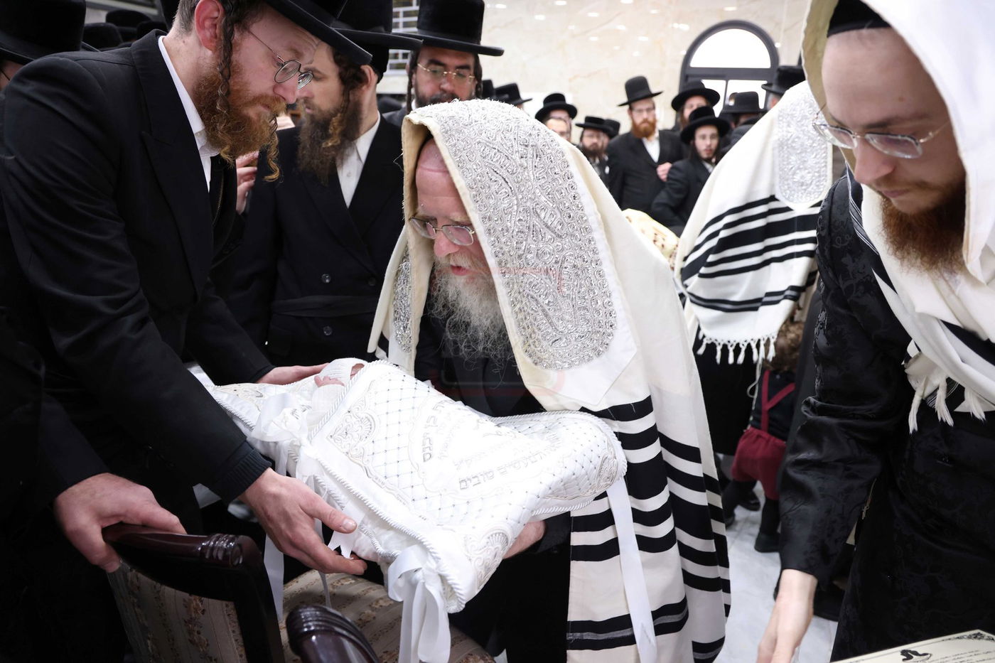 שמחת הברית בחצרות אמשינוב - קרעטשניף