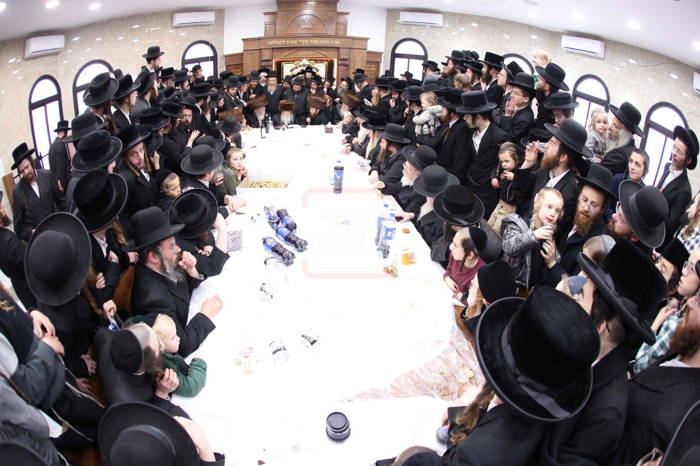 שמחת הברית בחצרות אמשינוב - קרעטשניף