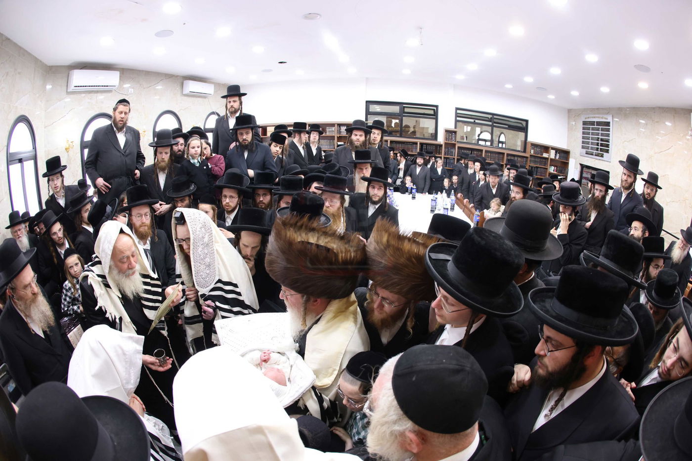 שמחת הברית בחצרות אמשינוב - קרעטשניף