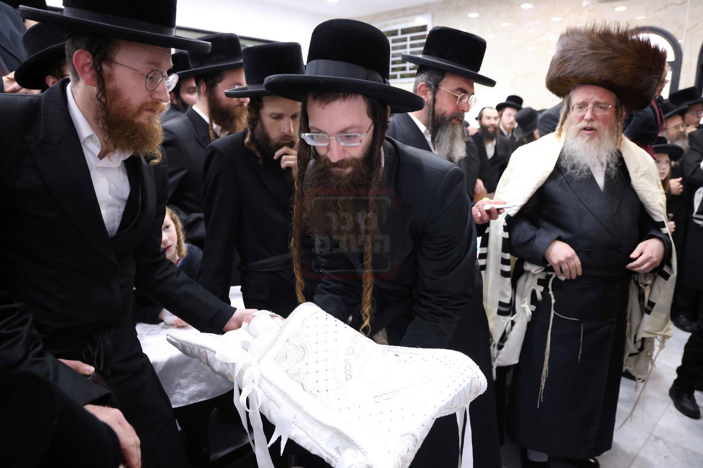 שמחת הברית בחצרות אמשינוב - קרעטשניף