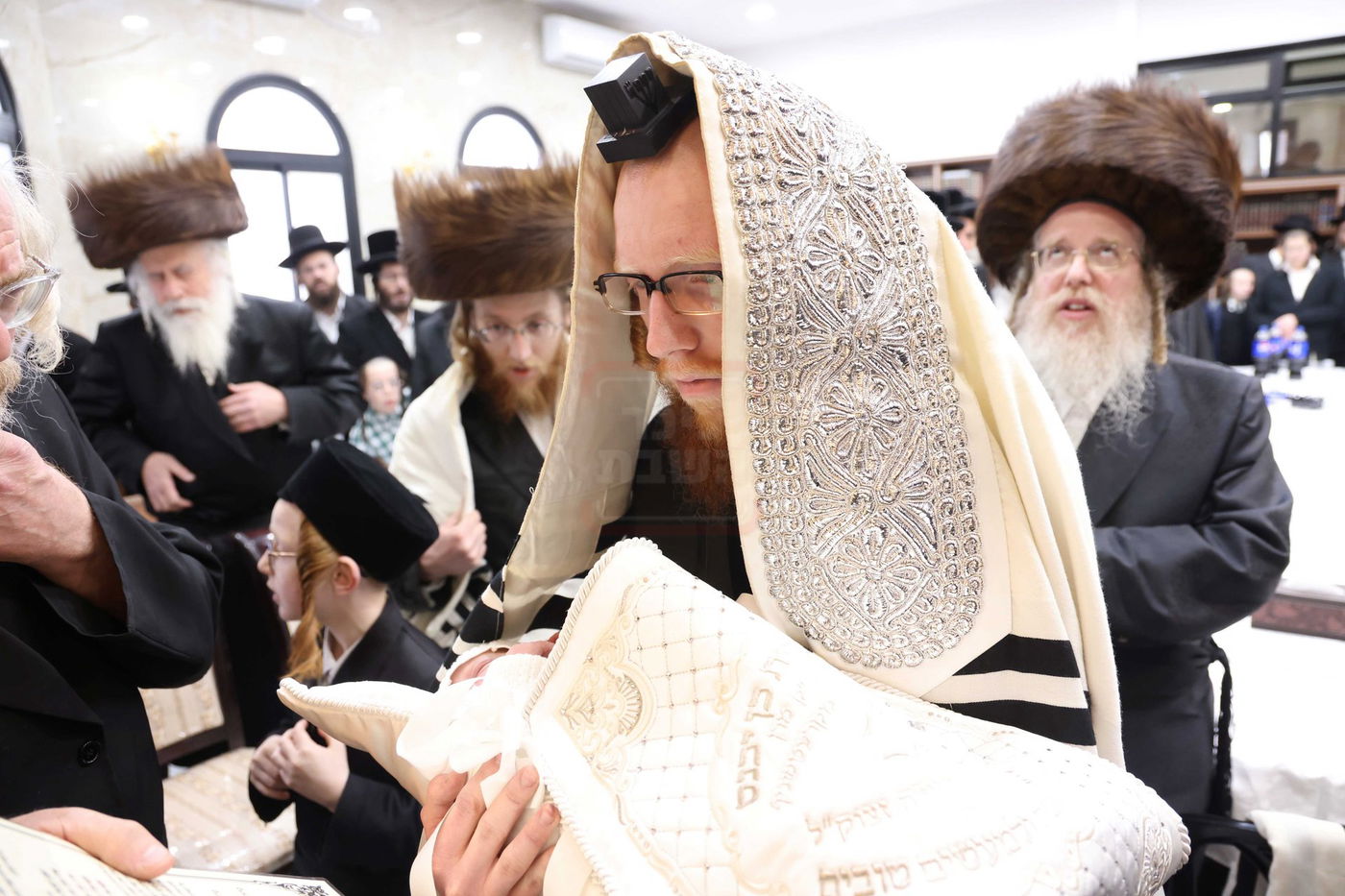 שמחת הברית בחצרות אמשינוב - קרעטשניף