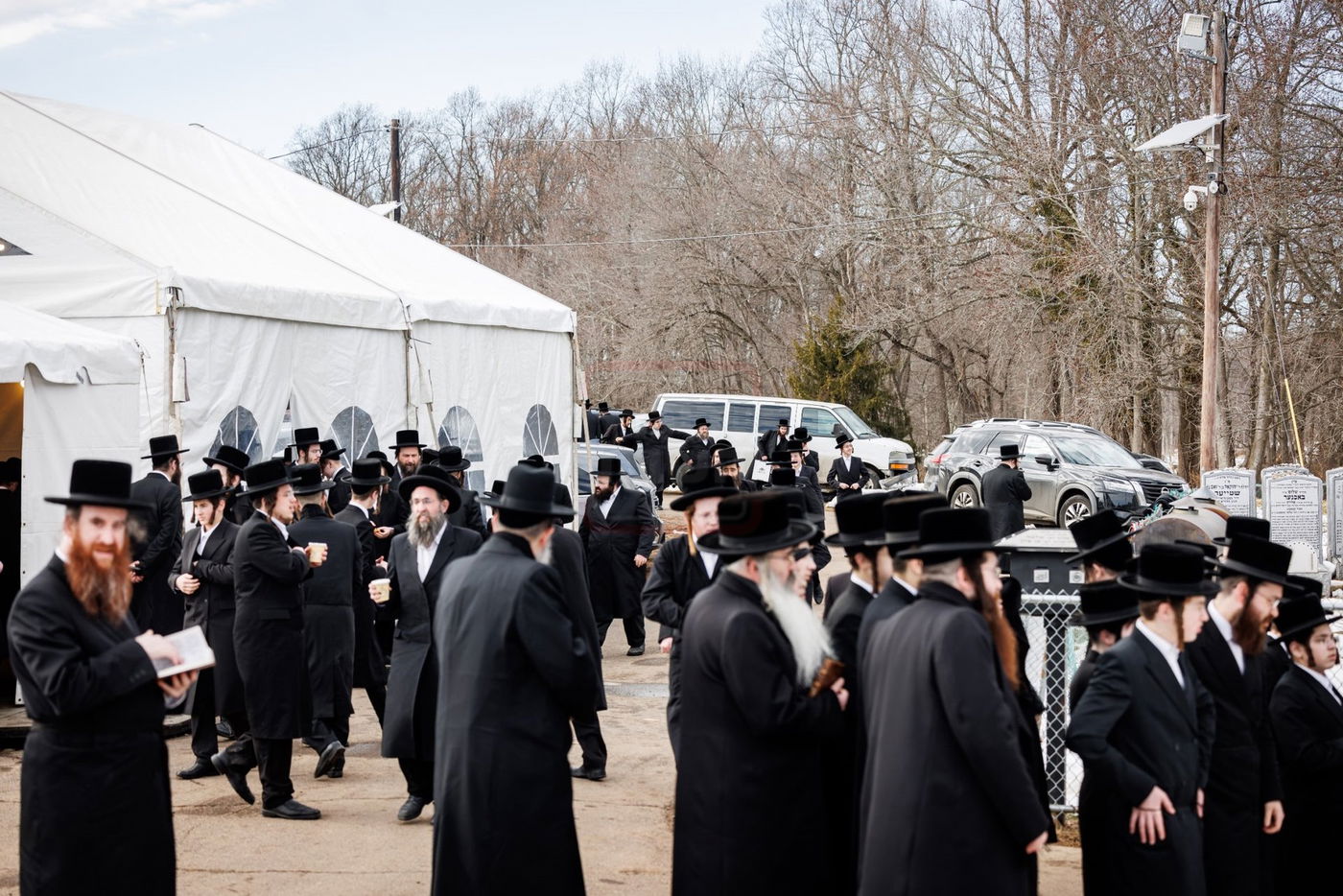 האדמו"ר מבאבוב 45 בתפילה באוהל צדיקי באבוב