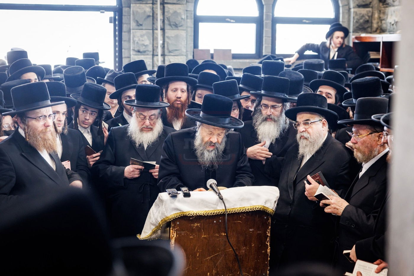 האדמו"ר מבאבוב 45 בתפילה באוהל צדיקי באבוב