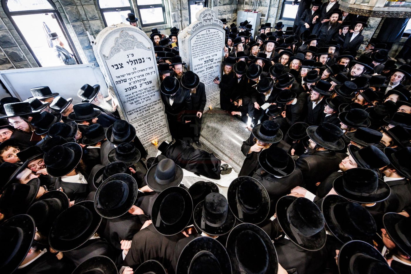 האדמו"ר מבאבוב 45 בתפילה באוהל צדיקי באבוב