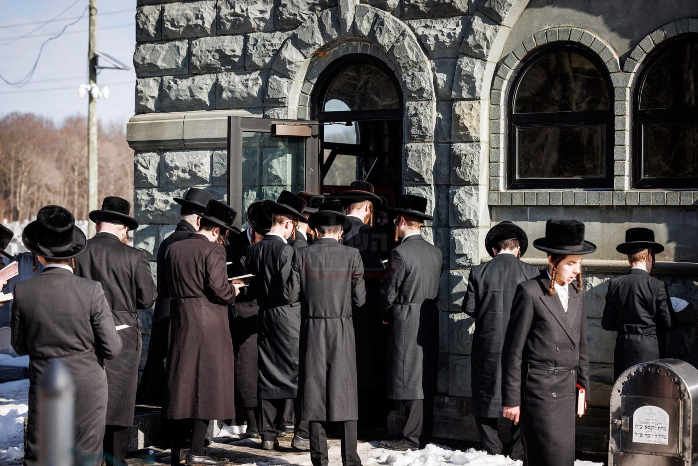 האדמו"ר מבאבוב 45 בתפילה באוהל צדיקי באבוב