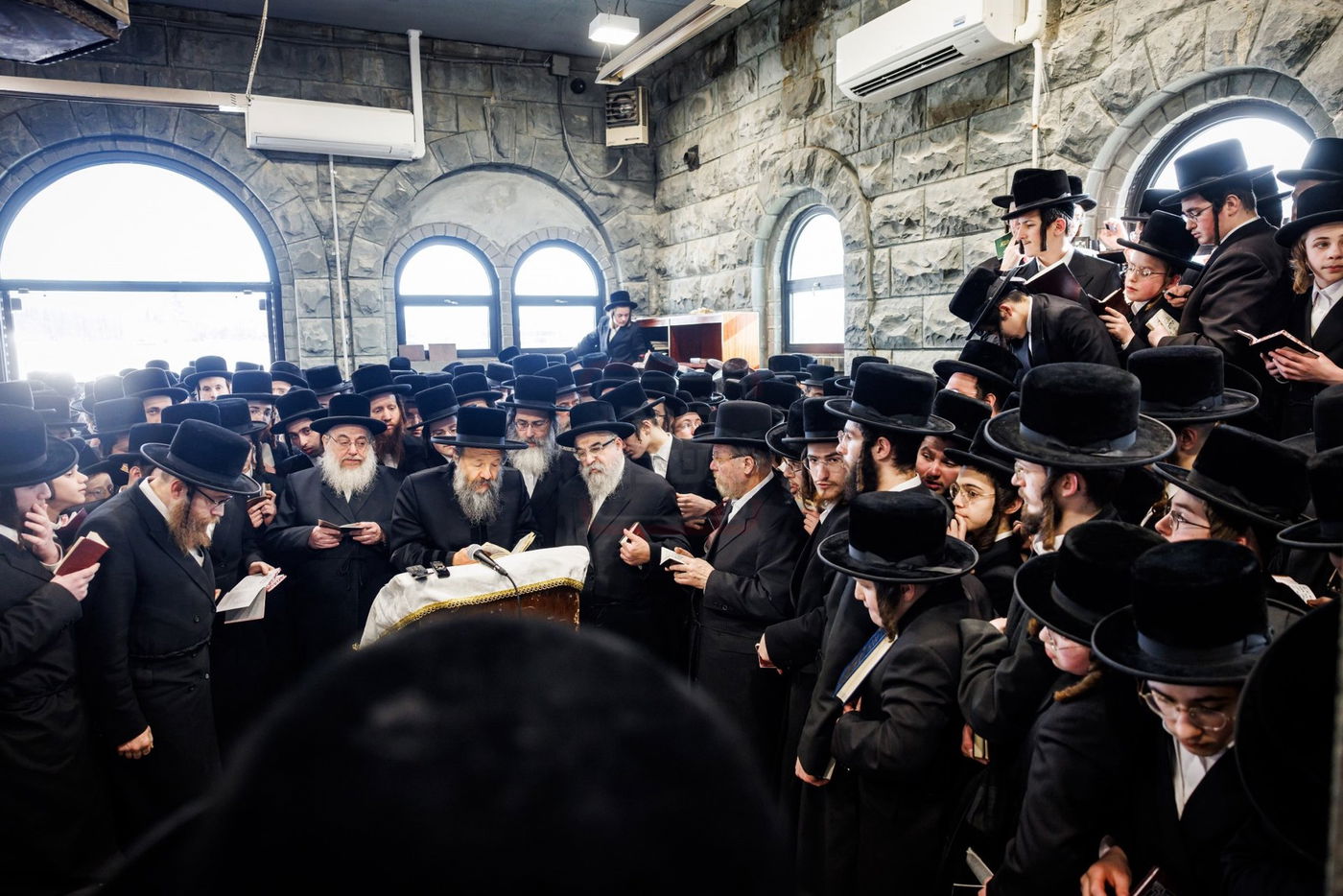 האדמו"ר מבאבוב 45 בתפילה באוהל צדיקי באבוב