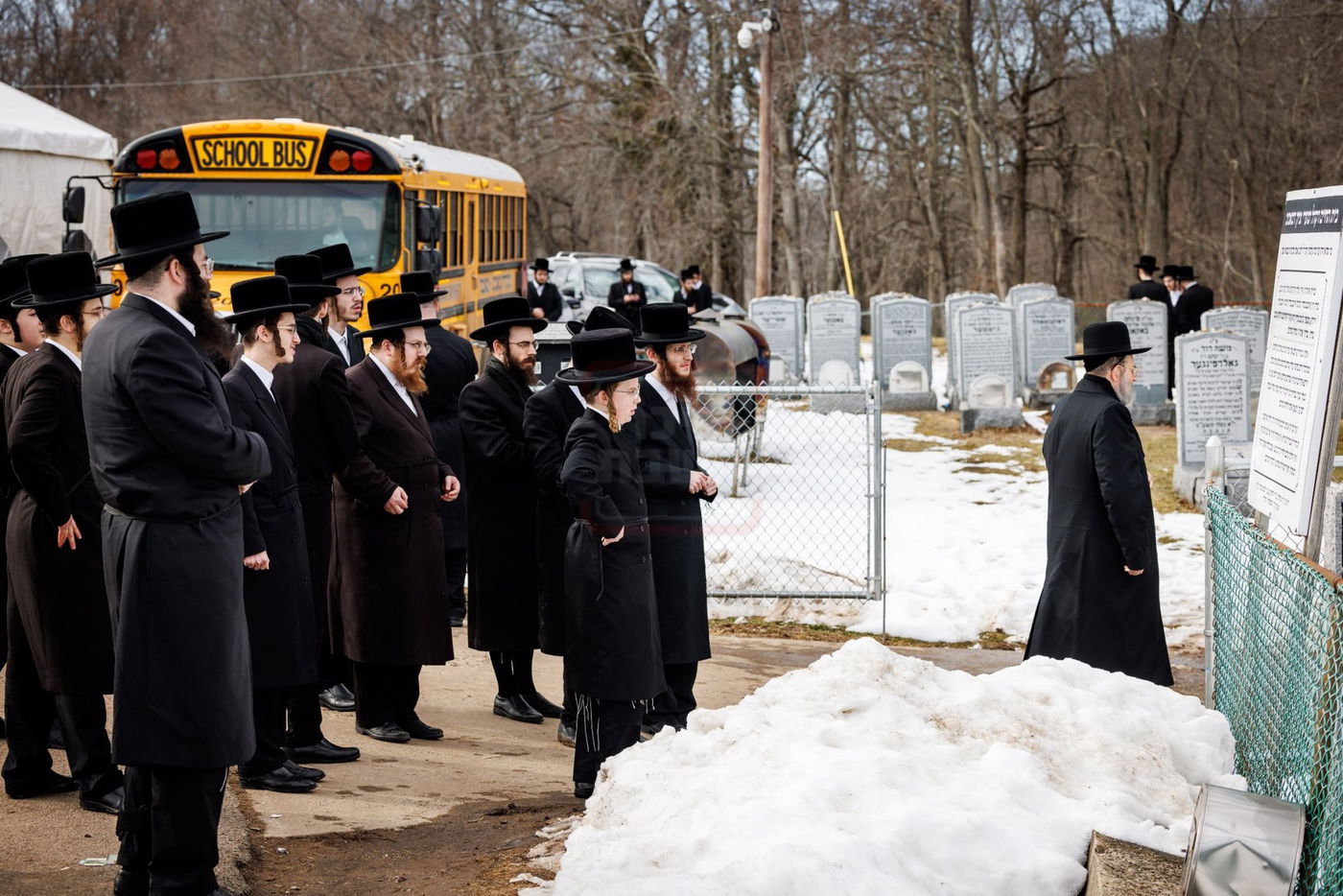האדמו"ר מבאבוב 45 בתפילה באוהל צדיקי באבוב