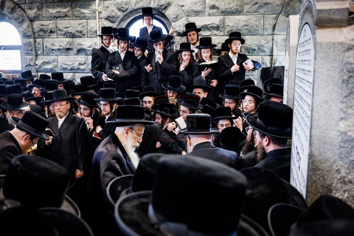 האדמו"ר מבאבוב 45 בתפילה באוהל צדיקי באבוב