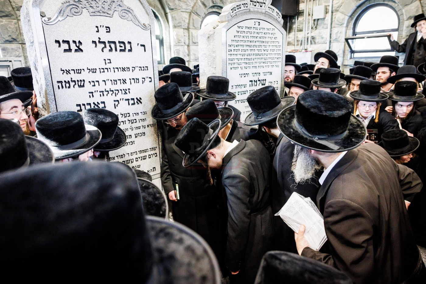 האדמו"ר מבאבוב 45 בתפילה באוהל צדיקי באבוב