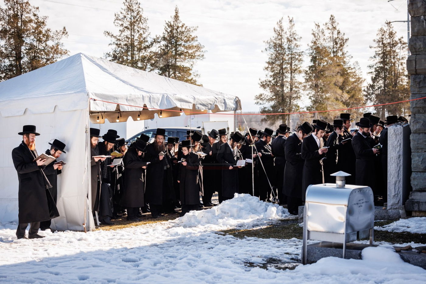 האדמו"ר מבאבוב 45 בתפילה באוהל צדיקי באבוב