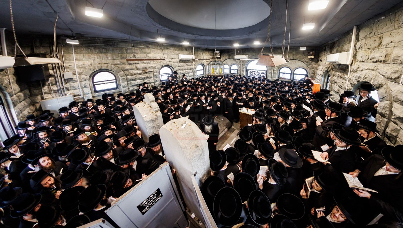 האדמו"ר מבאבוב 45 בתפילה באוהל צדיקי באבוב