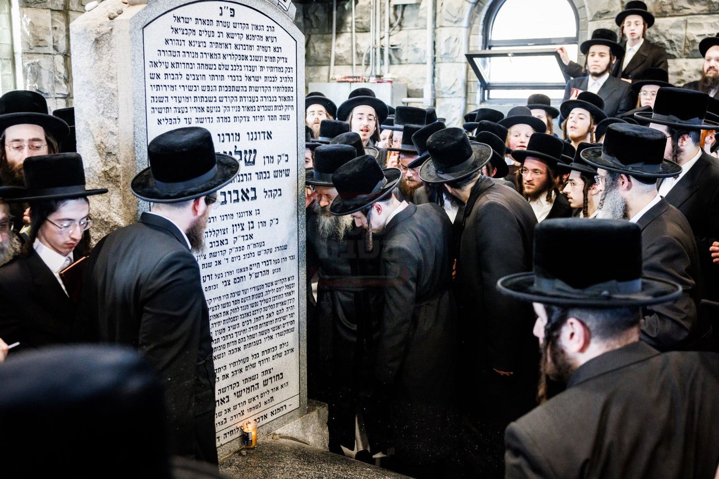 האדמו"ר מבאבוב 45 בתפילה באוהל צדיקי באבוב