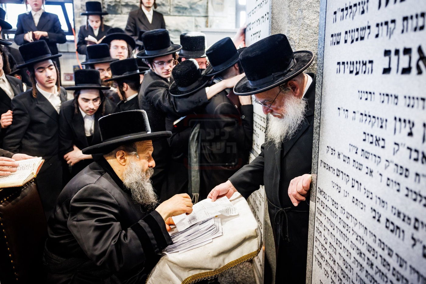 האדמו"ר מבאבוב 45 בתפילה באוהל צדיקי באבוב