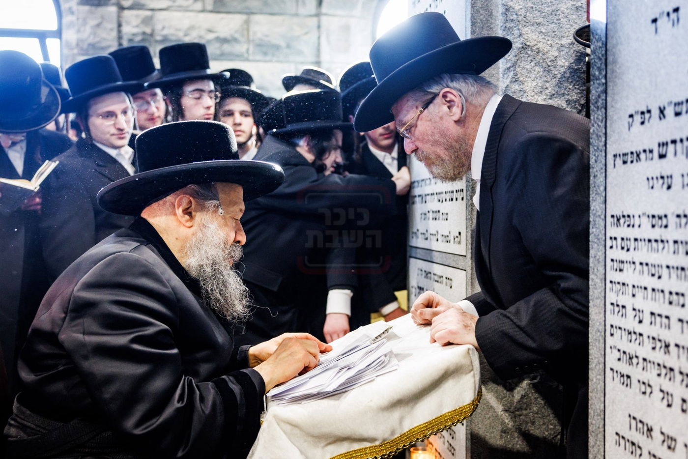 האדמו"ר מבאבוב 45 בתפילה באוהל צדיקי באבוב