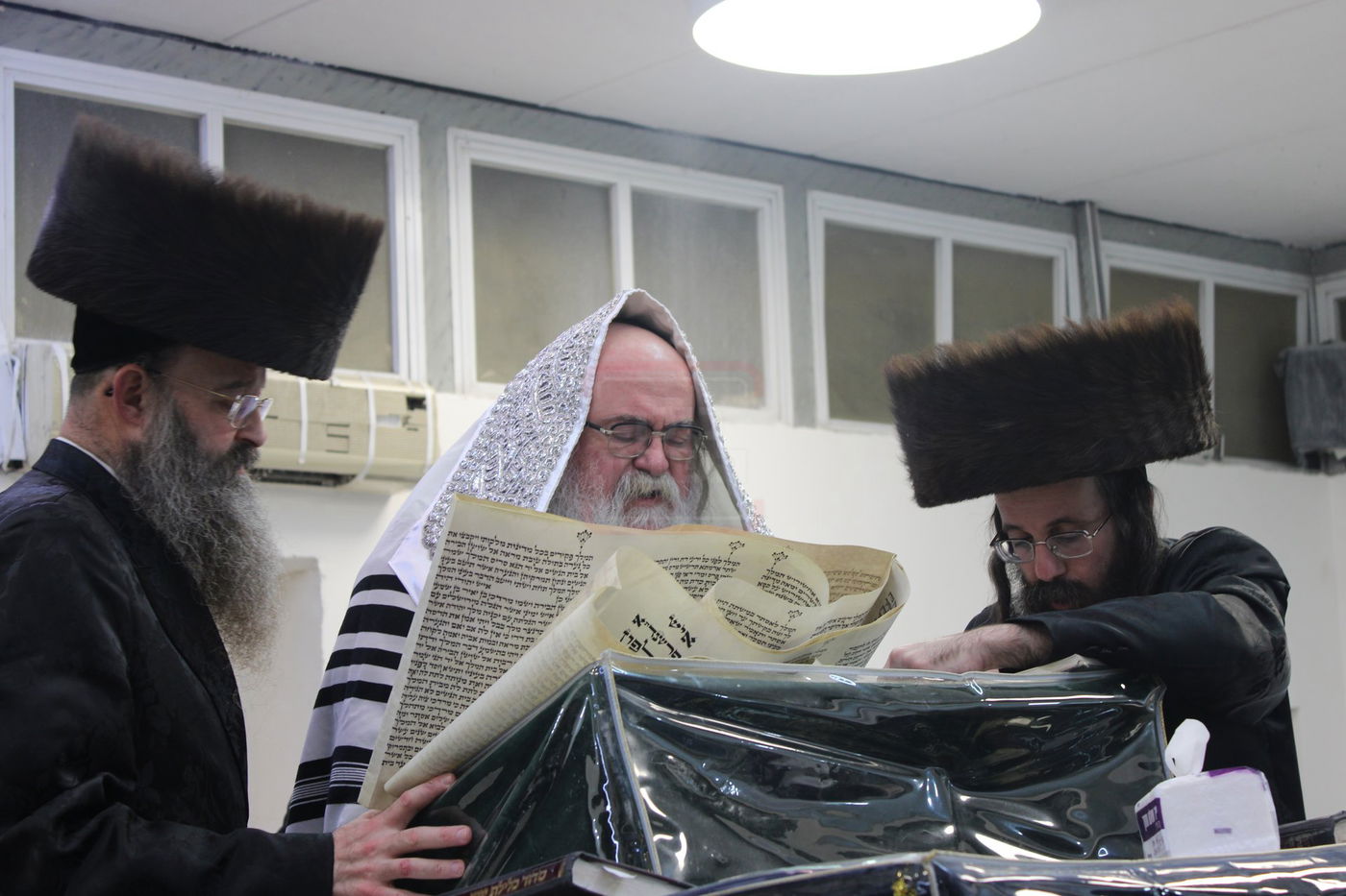 האדמו"ר מביאלה רמת אהרן בקריאת המגילה